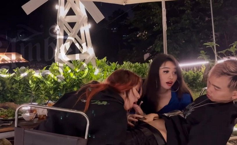 sex nahida Ngồi cafe chill thôi mà được em ny và bạn thân thi nhau bú mút